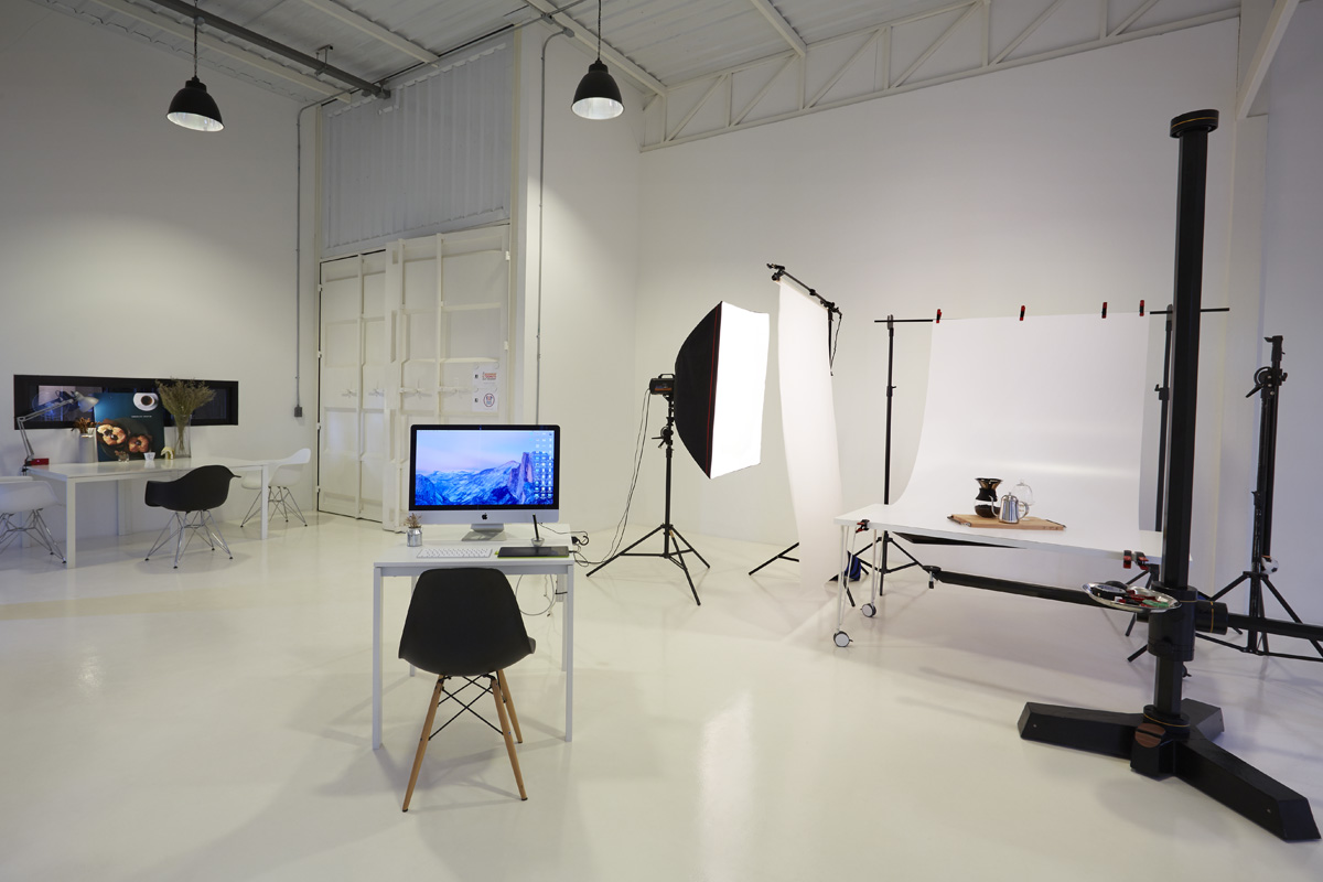 X1 Studio สตูดิโอถ่ายภาพ อุปกรณ์ครบหลากหลายของประกอบฉาก